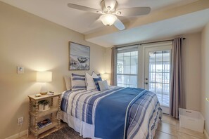 3 bedrooms, iron/ironing board, Internet, bed sheets - Lakefront Family Getaway w/ Dock & Fire Pit (Granbury)