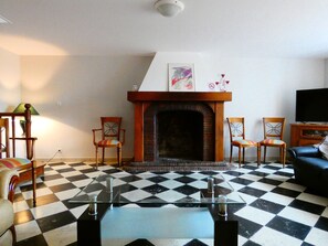 TV - Charming 14-Person Country House with Garden, BBQ, Parking, Near Chartres (Saint-Georges-sur-Eure)