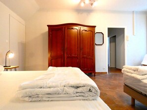 7 bedrooms, free WiFi - Charming 14-Person Country House with Garden, BBQ, Parking, Near Chartres (Saint-Georges-sur-Eure)