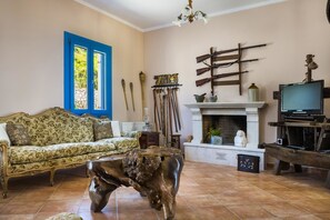 Televisión y chimenea