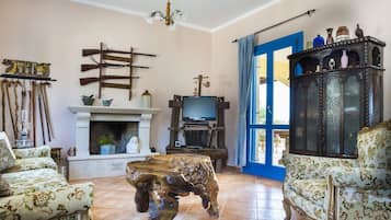 Una televisión, una chimenea