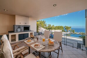 تناول الطعام بالخارج