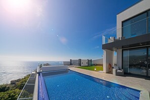 Infinity-Pool, Liegestühle