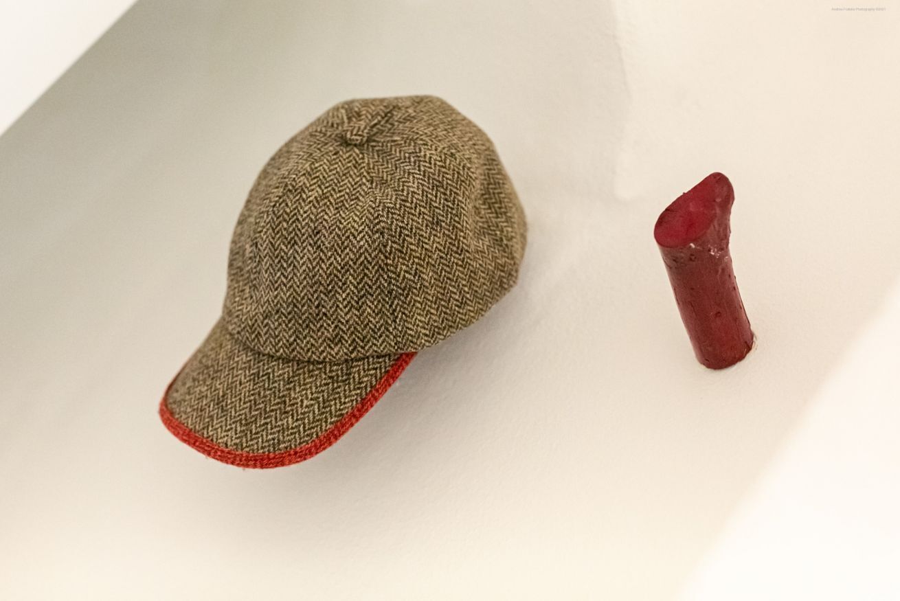 Un chapeau à motif chevrons et à bordure rouge.