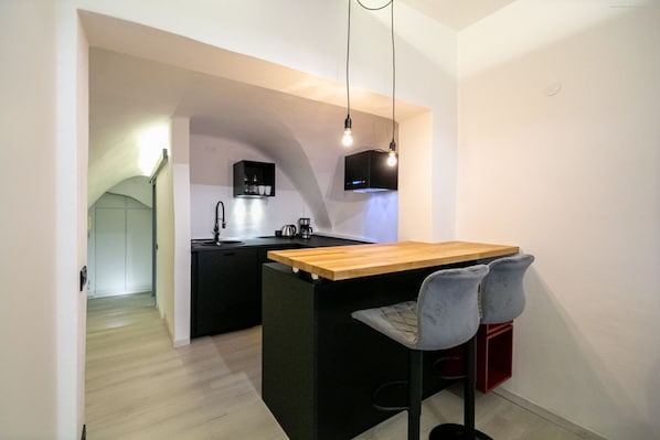 Geladeira, micro-ondas, cooktop, lava-louças