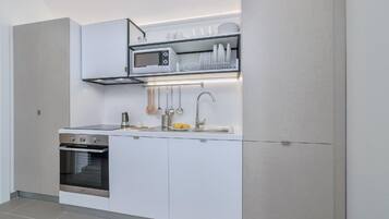 Kühlschrank, Mikrowelle, Ofen, Geschirrspüler