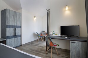 Ocean Suite | Soundproofing, free WiFi, bed sheets - Stone Wood Beach Resort (Vagator)