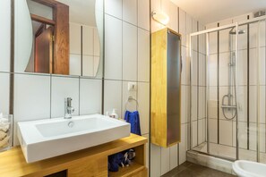 Ducha, secador de pelo, toallas