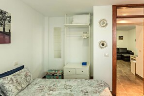 1 habitación, tabla de planchar con plancha, wifi gratis y ropa de cama 
