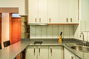 Frigorifero, microonde, piano cottura, macchina per tè/caffè