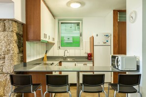 Refrigerador, microondas, placa de cocina, cafetera/tetera