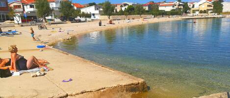 Una spiaggia nelle vicinanze