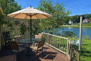 Outdoor dining - River Watch: Waterfront home with river views and a private dock. (Gloucester)