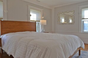 3 bedrooms, WiFi, bed sheets - River Watch: Waterfront home with river views and a private dock. (Gloucester)