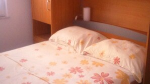 2 bedrooms, internet, bed sheets