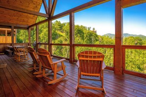 Property grounds - Alpine Mtn Lodge: Indoor Pool! VIEWS! Theater, Games, Wifi, near attractions! (Sevierville)