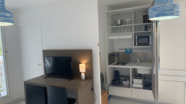 Fridge, microwave, stovetop, coffee/tea maker