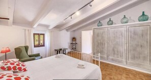 5 habitaciones, tabla de planchar con plancha y internet 