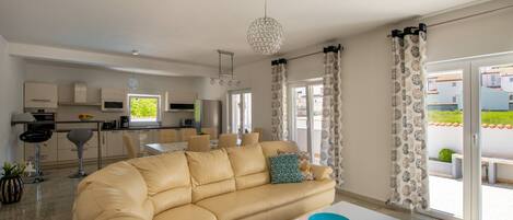 Televisión y chimenea