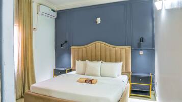 Luxury Suite | Iron/ironing board, bed sheets