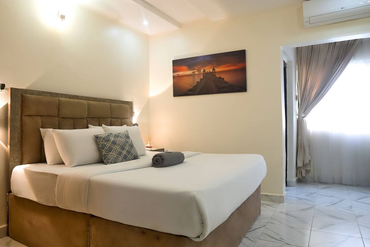 Tabla de planchar con plancha y ropa de cama
