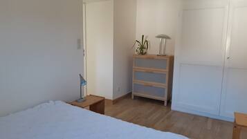 1 slaapkamer, een strijkplank/strijkijzer, wifi