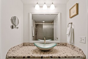 Ensemble douche/baignoire, sèche-cheveux, serviettes fournies