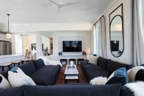 TV, offices - New Luxury Home | Shared Pool (New Orleans)