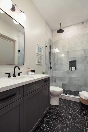 Bathtub, hair dryer, towels, shampoo