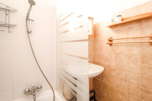 Baignoire, sĂšche-cheveux, serviettes fournies