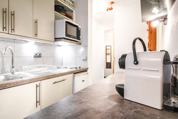 Een koelkast, een oven, een vaatwasser, een koffiezetapparaat/waterkoker