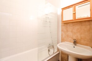 Bathtub, hair dryer, towels