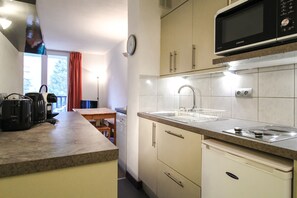 Fridge, oven, dishwasher, coffee/tea maker