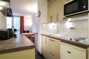 Fridge, oven, dishwasher, coffee/tea maker