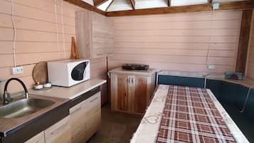 Geladeira, micro-ondas, cooktop, cafeteira/chaleira