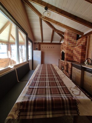 Kühlschrank, Mikrowelle, Herdplatte, Wasserkocher mit Kaffee-/Teezubehör