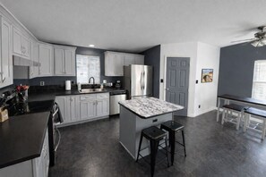 Køleskab, mikrobølgeovn, ovn, kogeplade