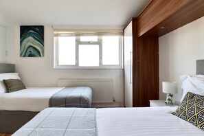 3 bedrooms, iron/ironing board, internet, bed sheets - Skyvillion - Valley Way - 3Bed House in Stevenage (Shephall)