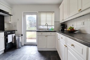 Fridge, microwave, oven, stovetop - Skyvillion Apartments - Valley Way - 3Bed House with Garden in Stevenage (Shephall)