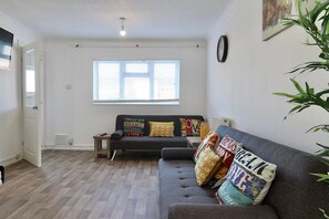 TV - Skyvillion - Valley Way - 3Bed House in Stevenage (Shephall)