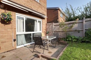 Outdoor dining - Skyvillion Apartments - Valley Way - 3Bed House with Garden in Stevenage (Shephall)