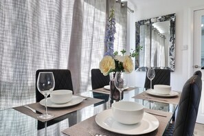 Dining - Skyvillion - Valley Way - 3Bed House in Stevenage (Shephall)