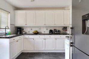 Fridge, microwave, oven, stovetop - Skyvillion - Valley Way - 3Bed House in Stevenage (Shephall)