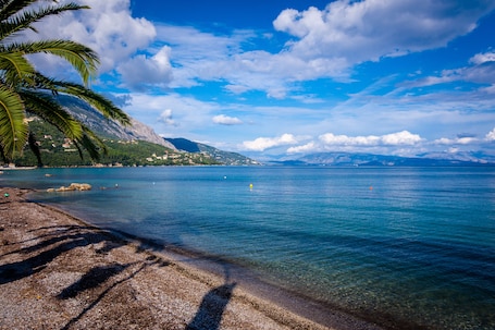 在海滩、沙滩椅、海滩遮阳伞、沙滩毛巾