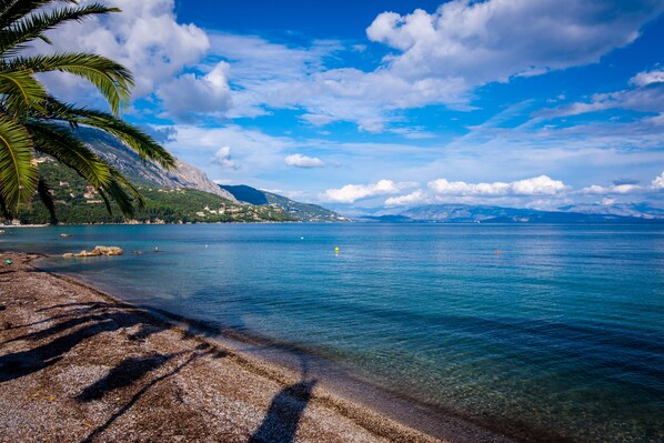 Á ströndinni, sólbekkir, sólhlífar, strandhandklæði