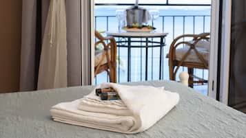 Habitación Premier con 1 cama doble o 2 individuales, vistas al mar | Sábanas de algodón egipcio y ropa de cama de alta calidad