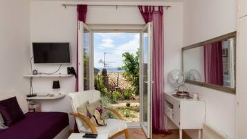 Studio (Studio Apartment with Terrace) | Living room | TV