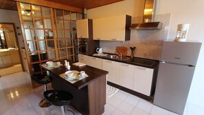 Kühlschrank, Ofen, Geschirrspüler, Wasserkocher mit Kaffee-/Teezubehör