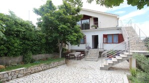 Exterior - Cozy and nicely decorated apartment Nikolina, first row to the sea on the island of Krk (Klimno)