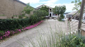 Property grounds - Cozy and nicely decorated apartment Nikolina, first row to the sea on the island of Krk (Klimno)